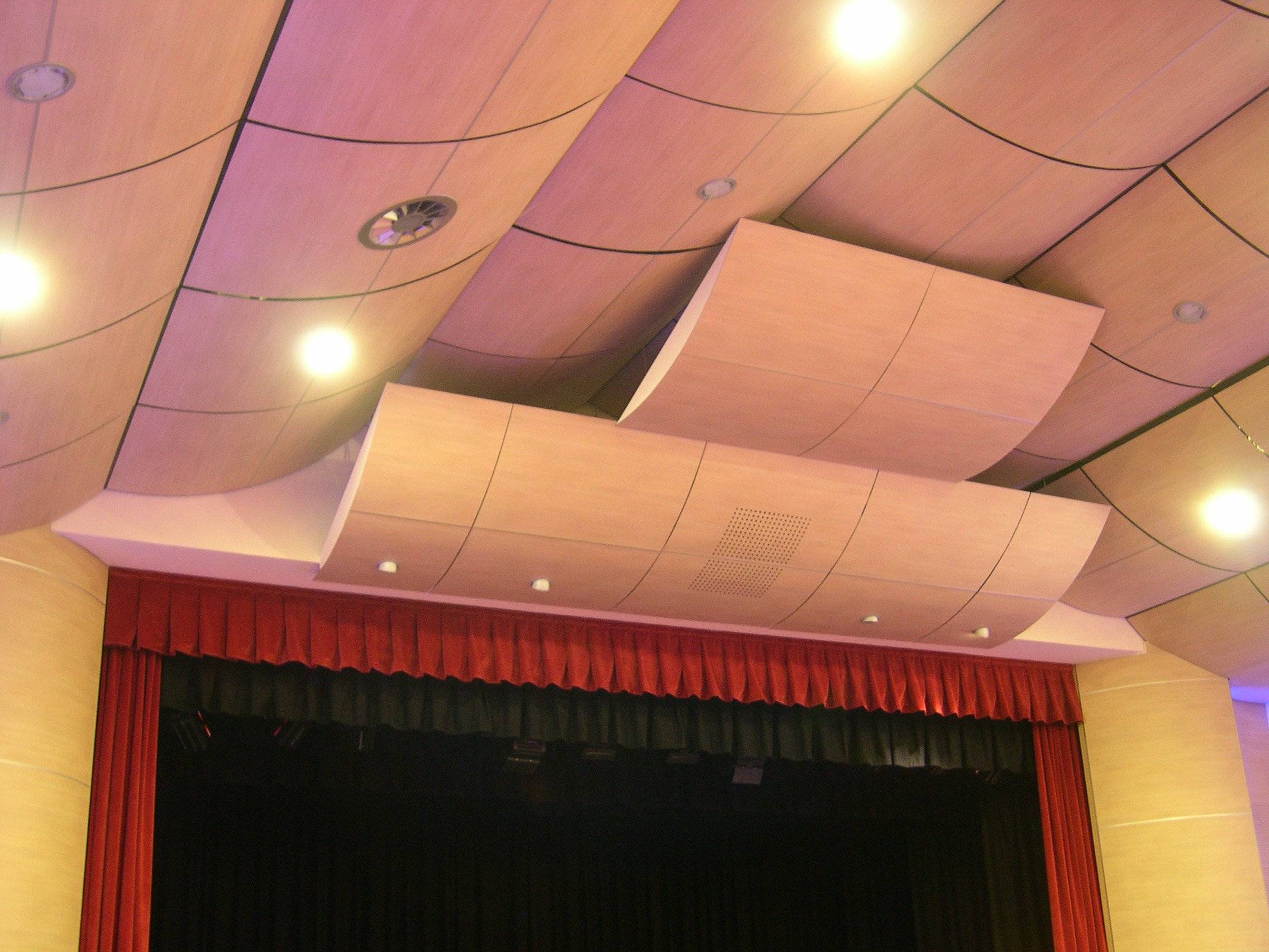 Dettaglio dei pannelli acustici sagomati sul soffitto del Teatro di Igea Marina sopra il palcoscenico