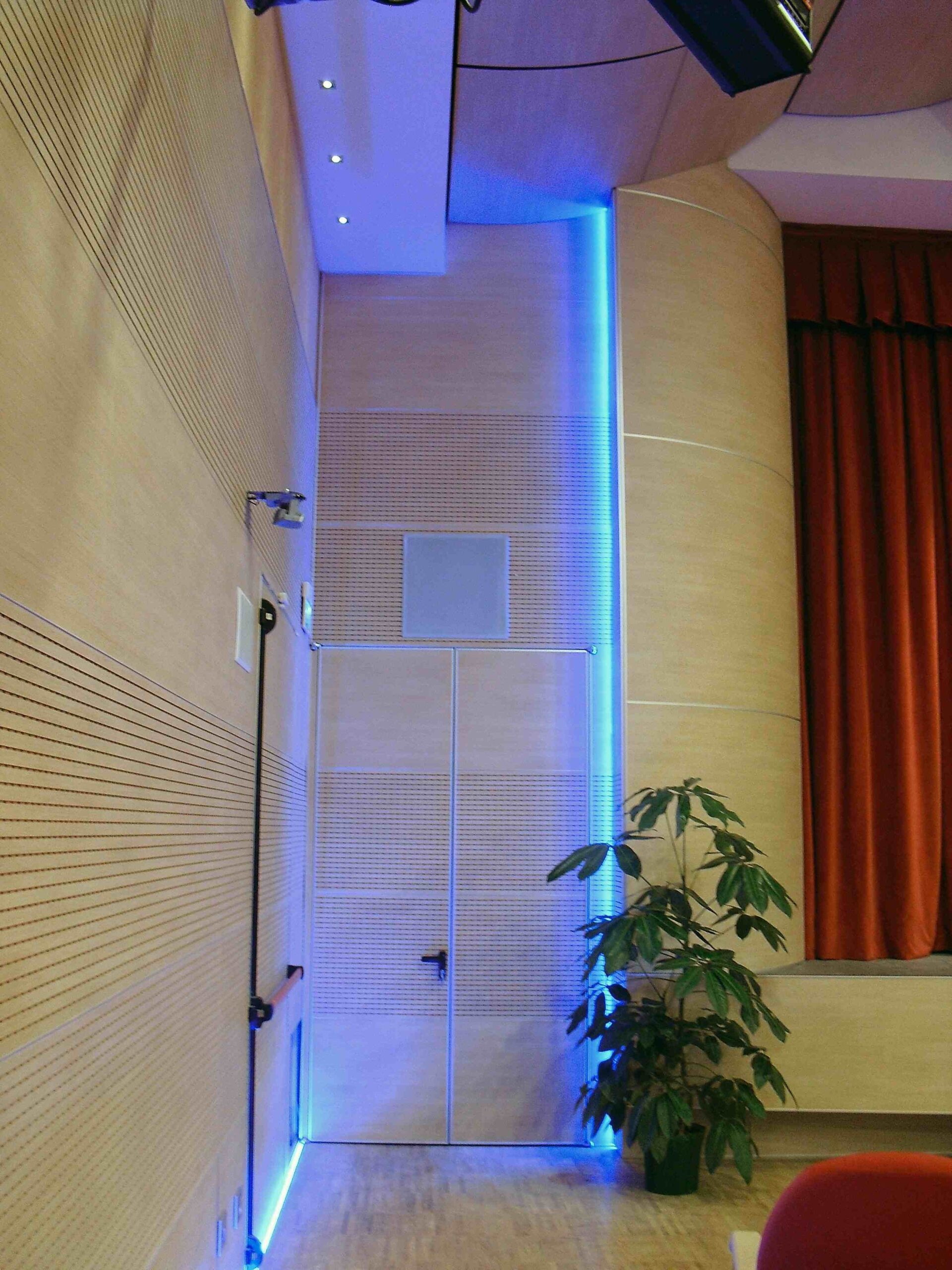 Pannelli fonoassorbenti a parete con illuminazione LED blu nel Teatro di Igea Marina