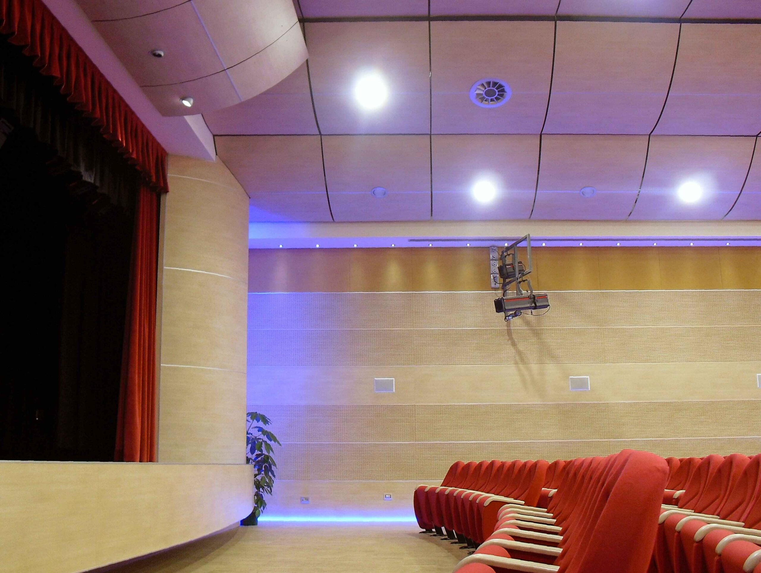 Vista laterale della sala del Teatro di Igea Marina con pannelli acustici a soffitto e diffusori audio