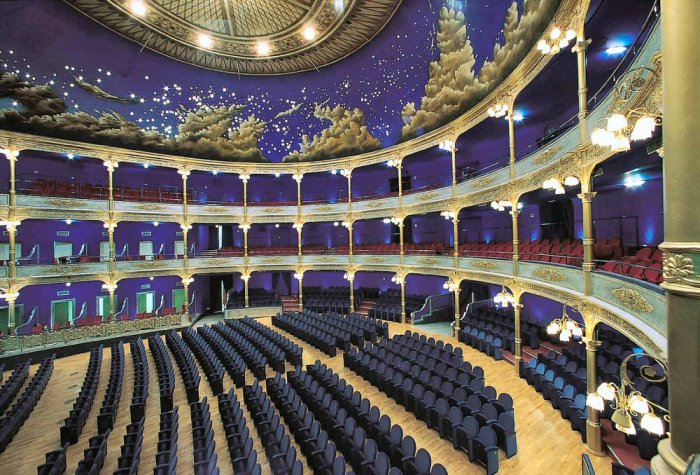 Vista laterale dei palchi e della platea del Teatro Politeama Rossetti di Trieste con decorazioni storiche