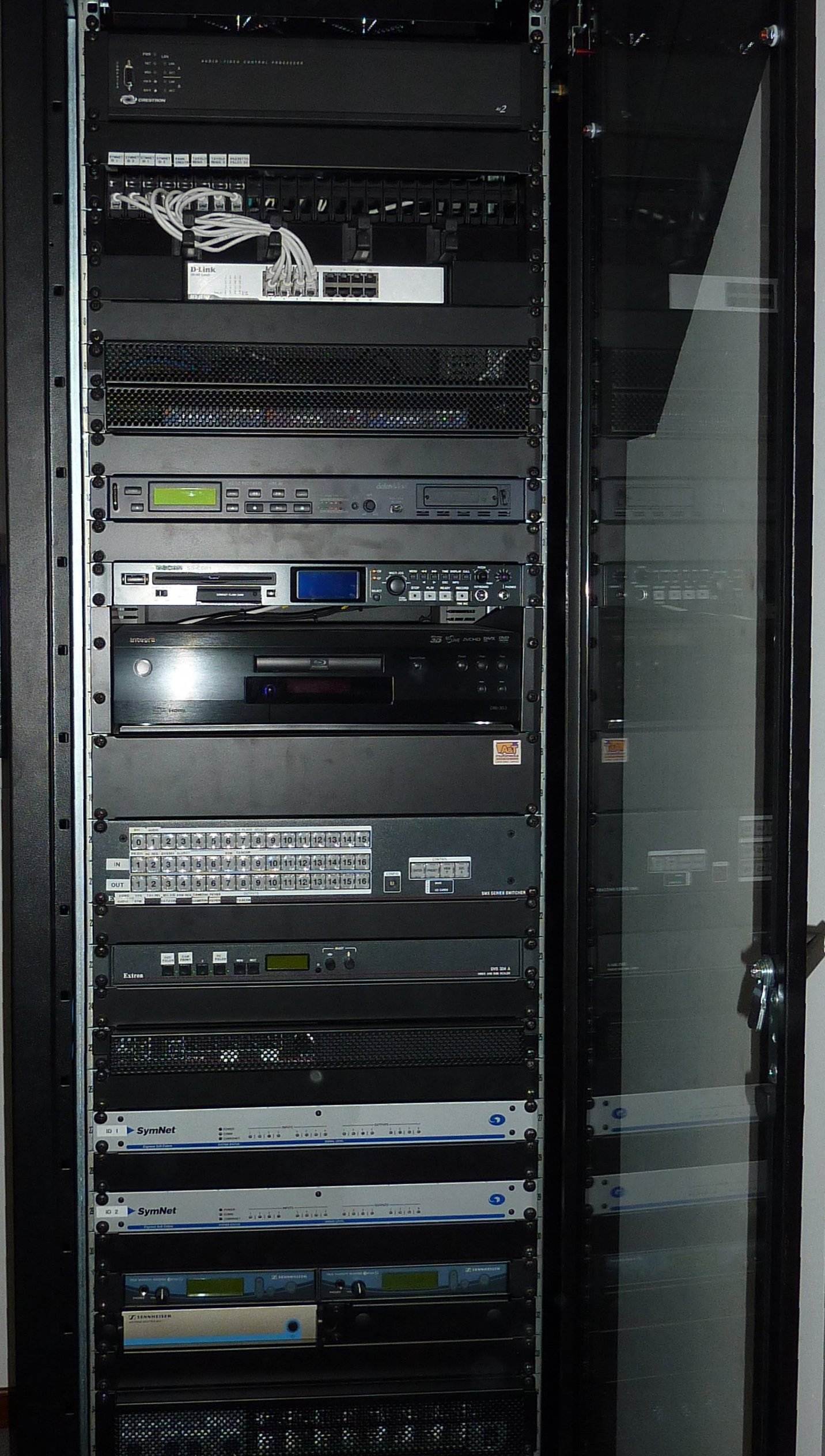 Rack apparecchiature audio-video con processori, matrici e amplificatori all'Universita di Trento