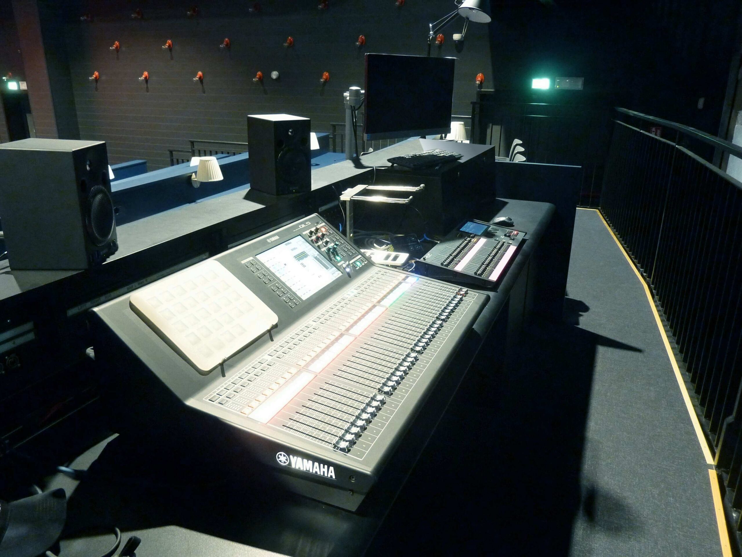 Mixer digitale Yamaha nella regia audio dello Zomby Club di Inveruno con monitor e diffusori