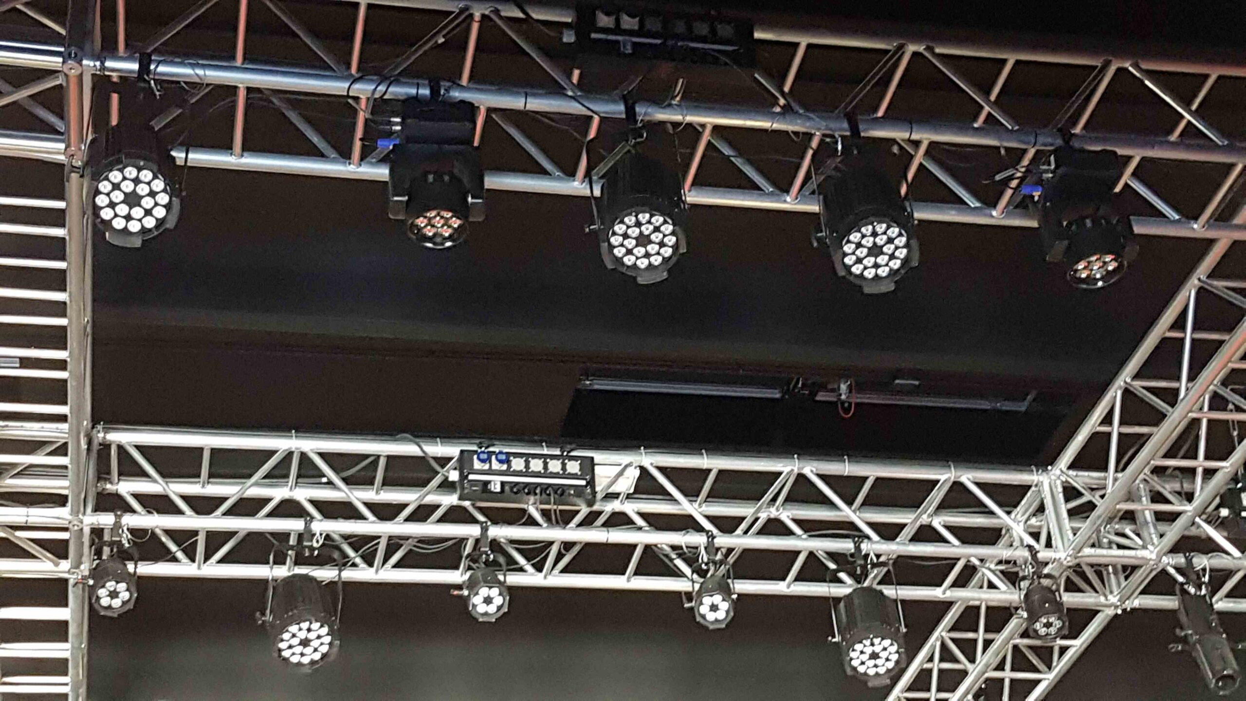 Fari LED su tralicci metallici nel soffitto dello Zomby Club di Inveruno