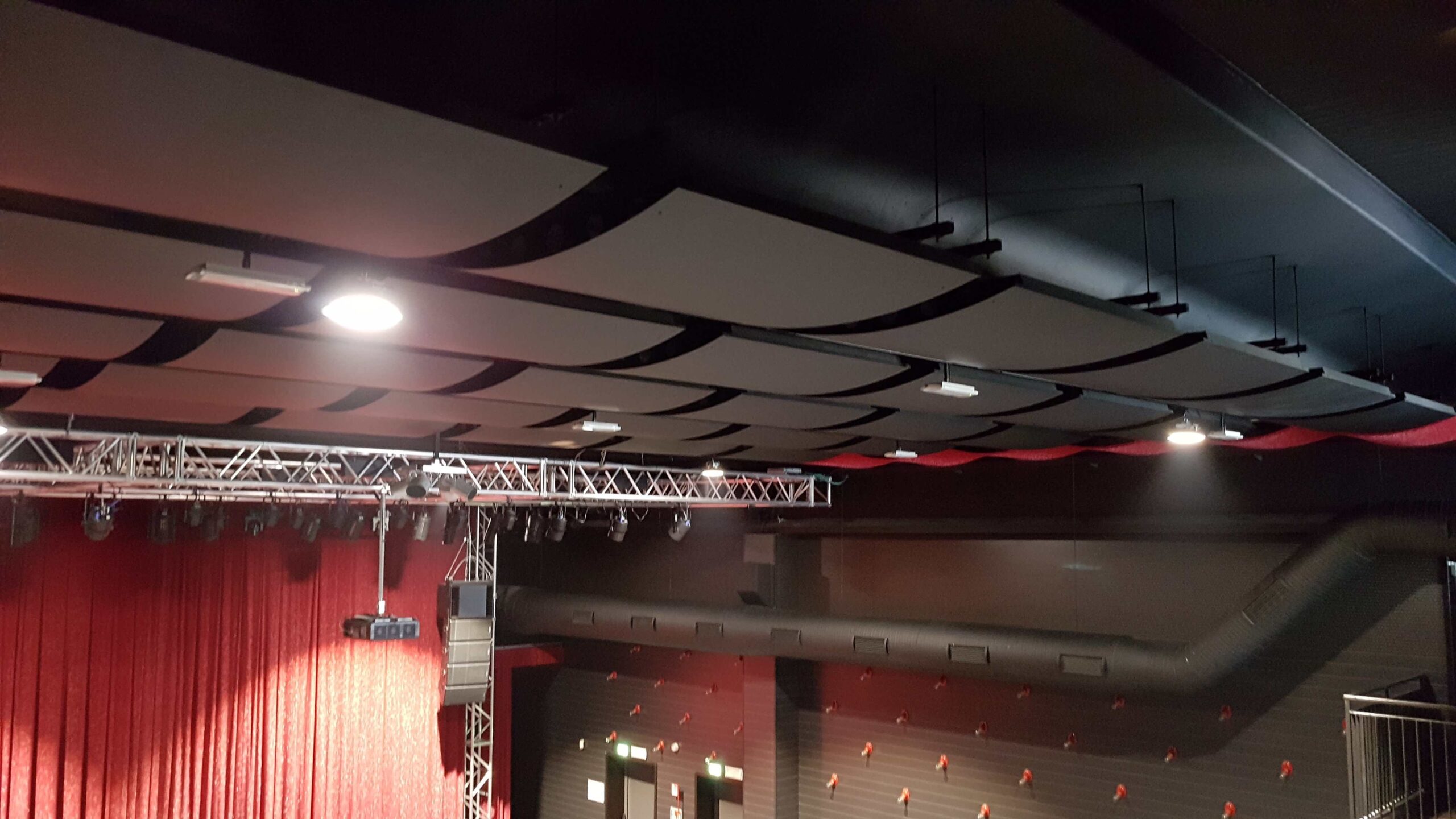 Pannelli fonoassorbenti a soffitto e tralicci con luci e diffusori allo Zomby Club di Inveruno