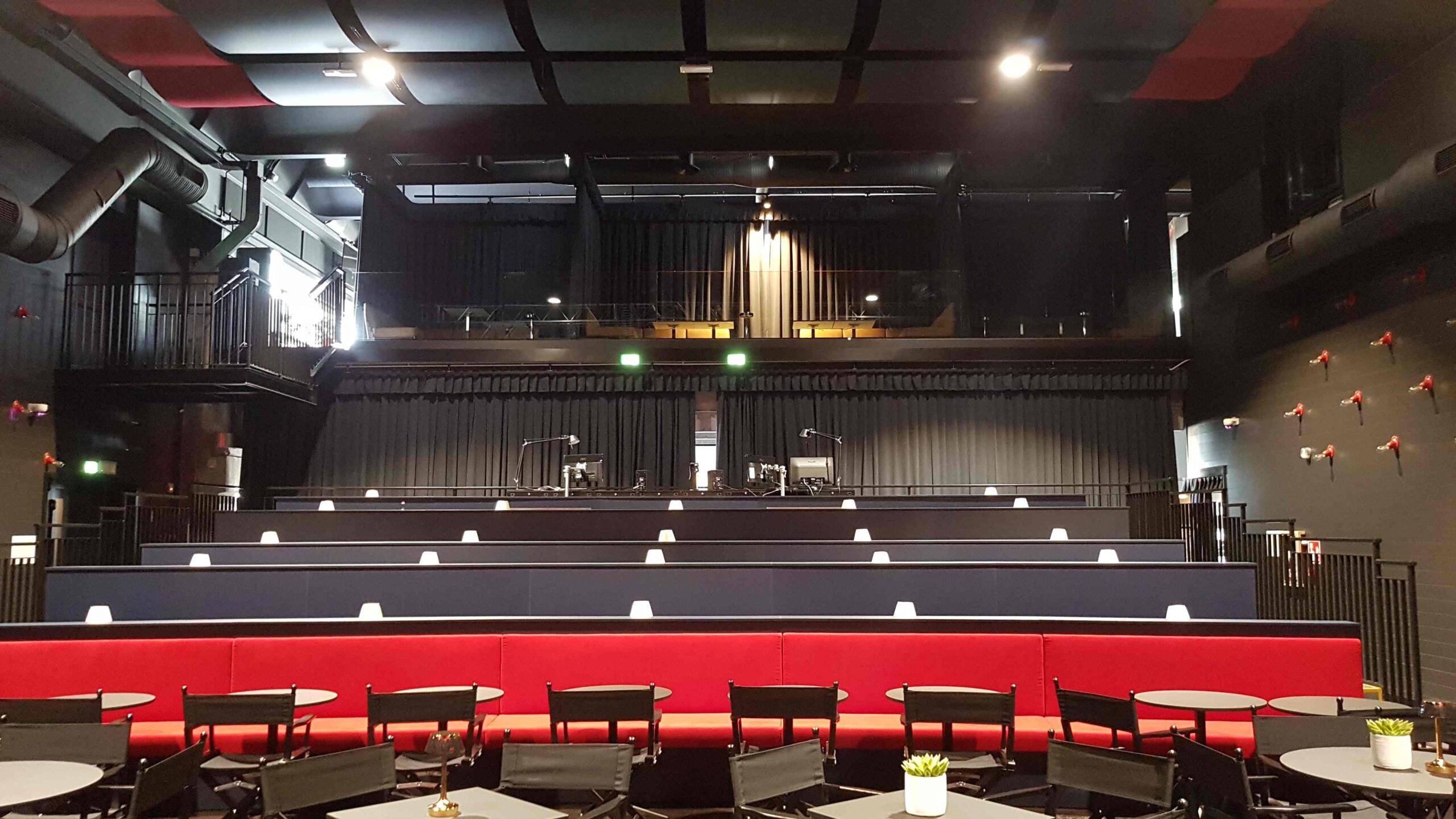 Sala principale dello Zomby Club di Inveruno con palco, divani rossi e tavoli per il pubblico