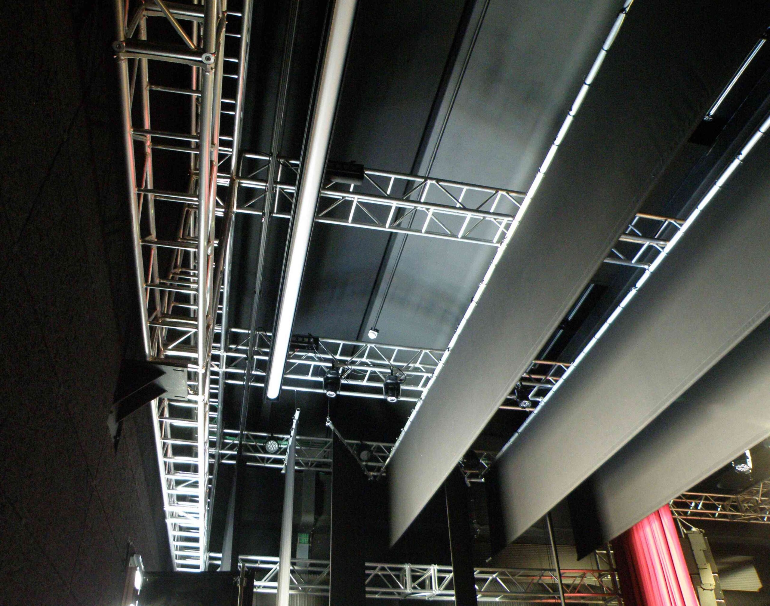 Tralicci metallici con pannelli acustici e impianto luci sul soffitto dello Zomby Club di Inveruno