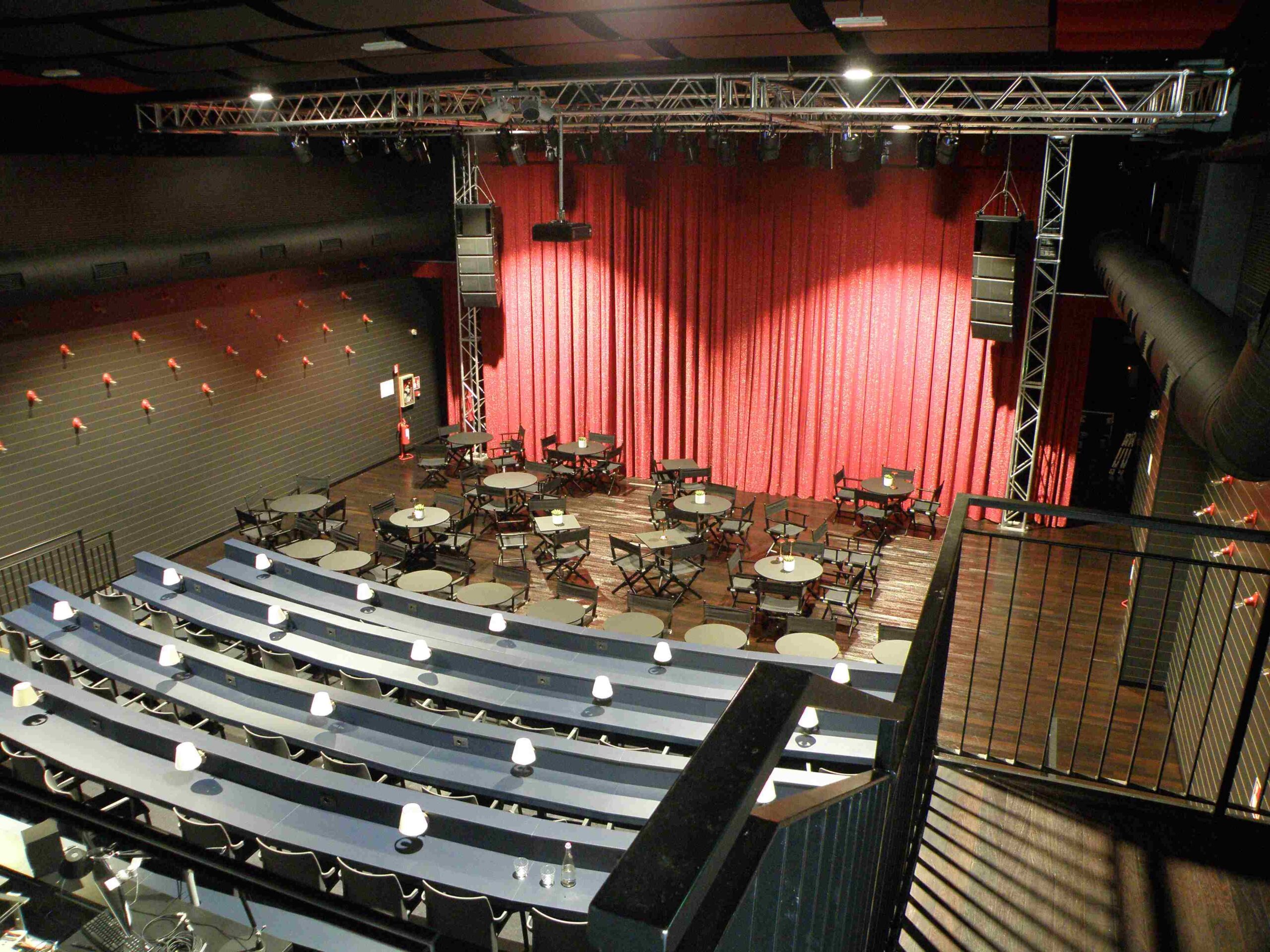 Vista dall'alto dello Zomby Club di Inveruno con palco, sipario rosso, tavoli e tribune illuminate
