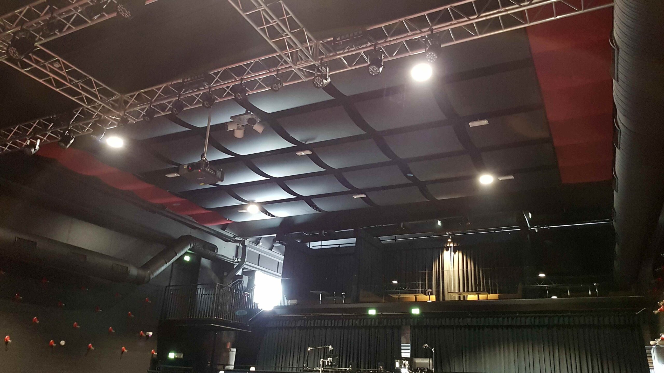 Pannelli fonoassorbenti a griglia sul soffitto e tralicci con fari allo Zomby Club di Inveruno